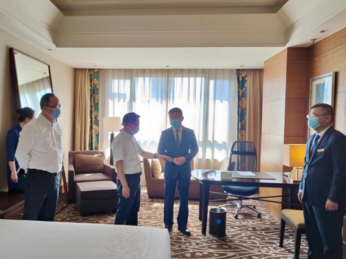 集团党委委员、董事郑贵林检查指导酒店疫情防控和防汛工作