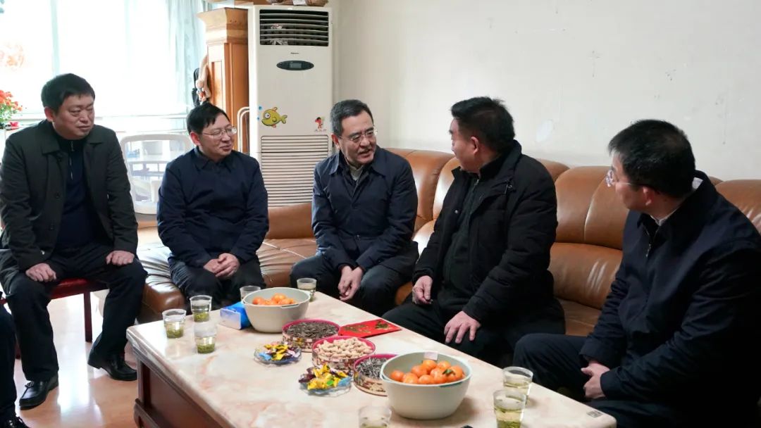 省国资委党委书记、主任冯文生等领导走访慰问省尊龙凯时集团老党员、老干部