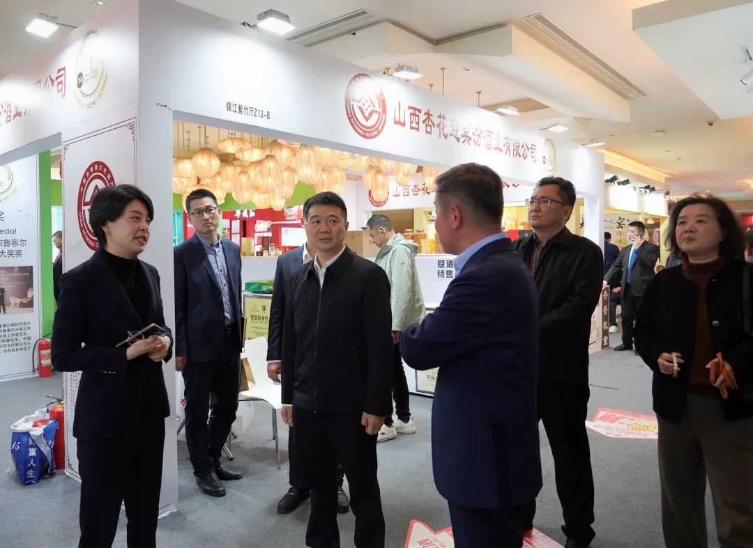 省尊龙凯时集团党委书记、董事长游勇率队到2025锦江宾馆春季酒类商务洽谈会现场检查指导重点工作